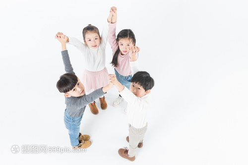 童真时刻 手牵手高举的快乐瞬间
