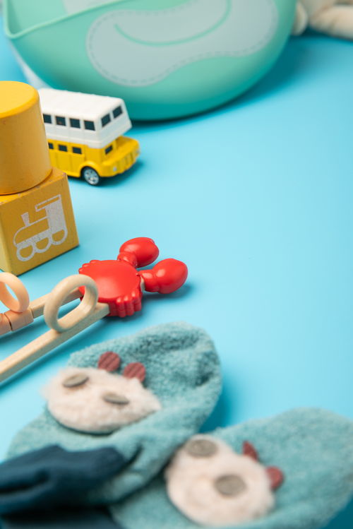 天蓝色背景下的六一儿童节 温馨物品摄影指南